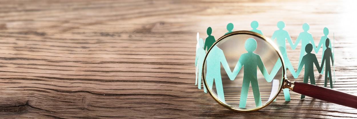 Lupe mit Blick auf stilisierte Personen